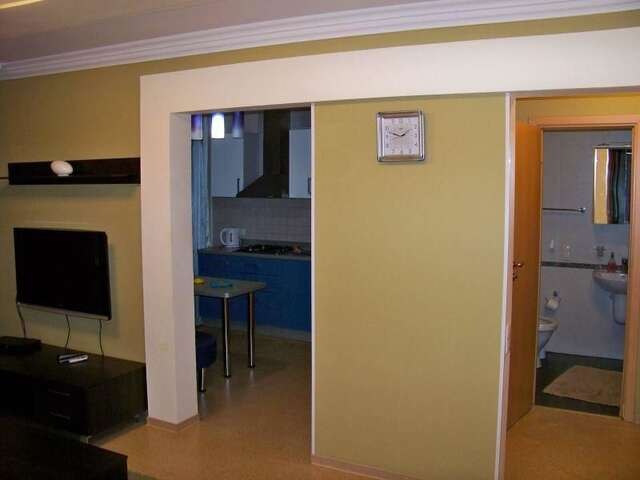 Апартаменты Трехкомнатная квартира на Изумруде Донецк-3